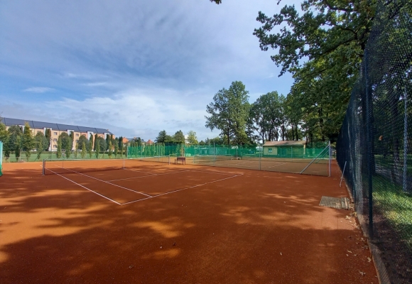 Na tenisových kurtech za parkem začíná nová sezóna